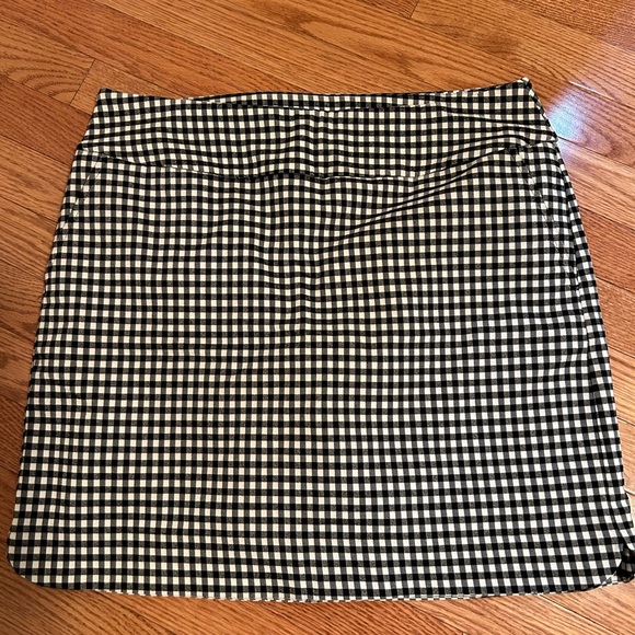 Black and white gingham patterned skort. - Picture 6 of 7